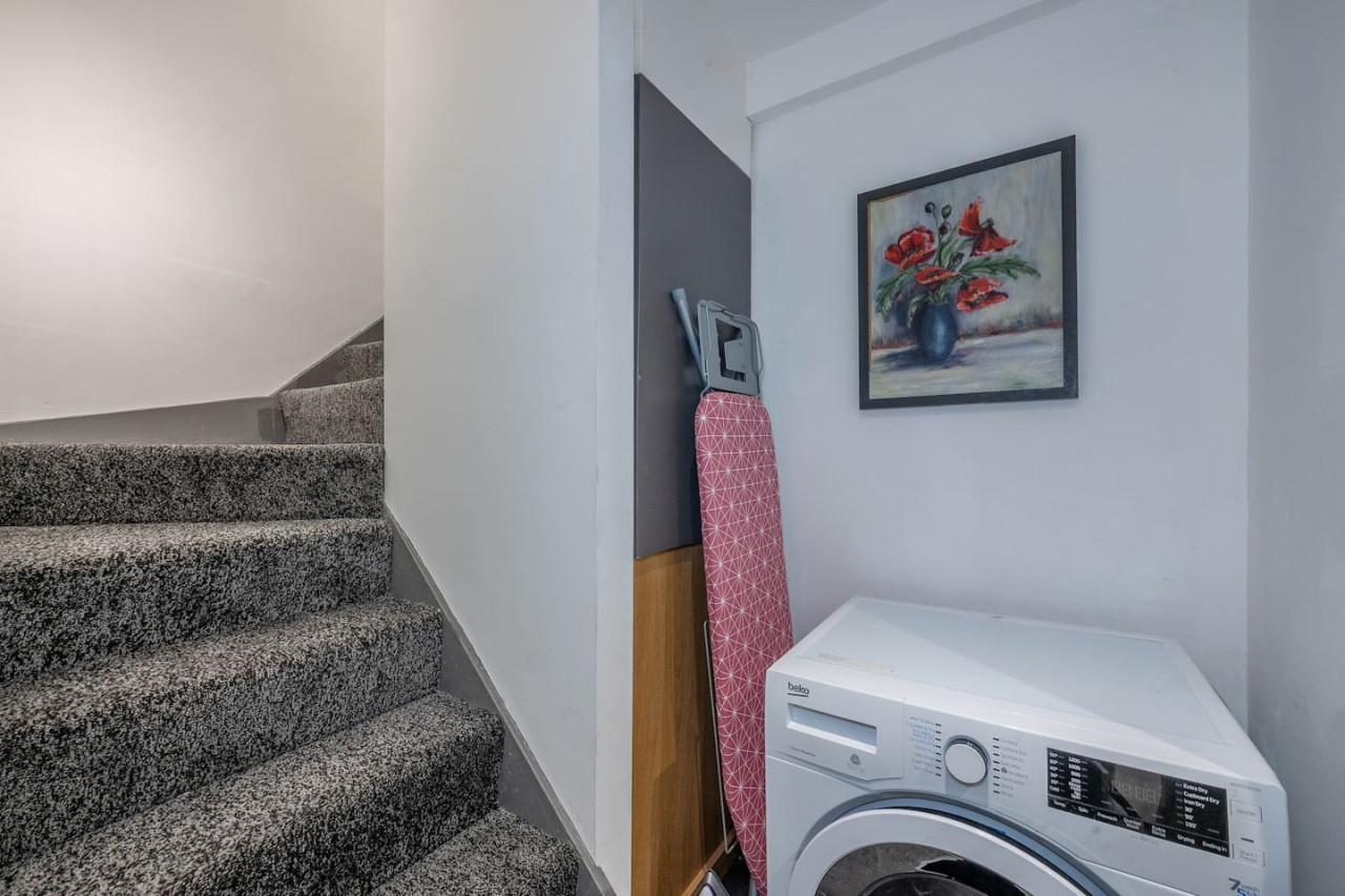 *F4GH for your most relaxed & Cosy stay + Parking in Greenhill House, 1 Green Hill Road - Property image 21 - VivreStays
