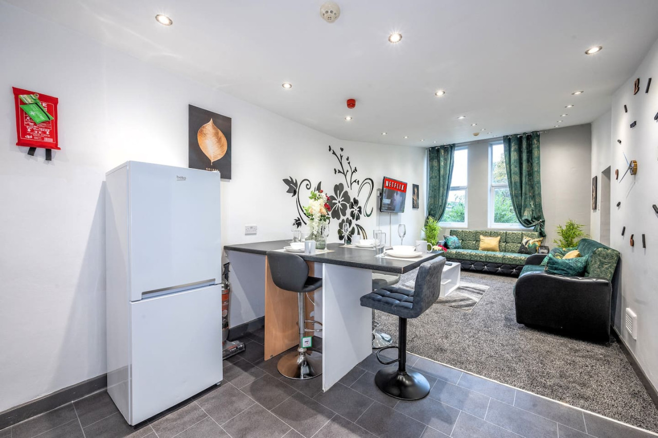 *F4GH for your most relaxed & Cosy stay + Parking in Greenhill House, 1 Green Hill Road - Property image 18 - VivreStays