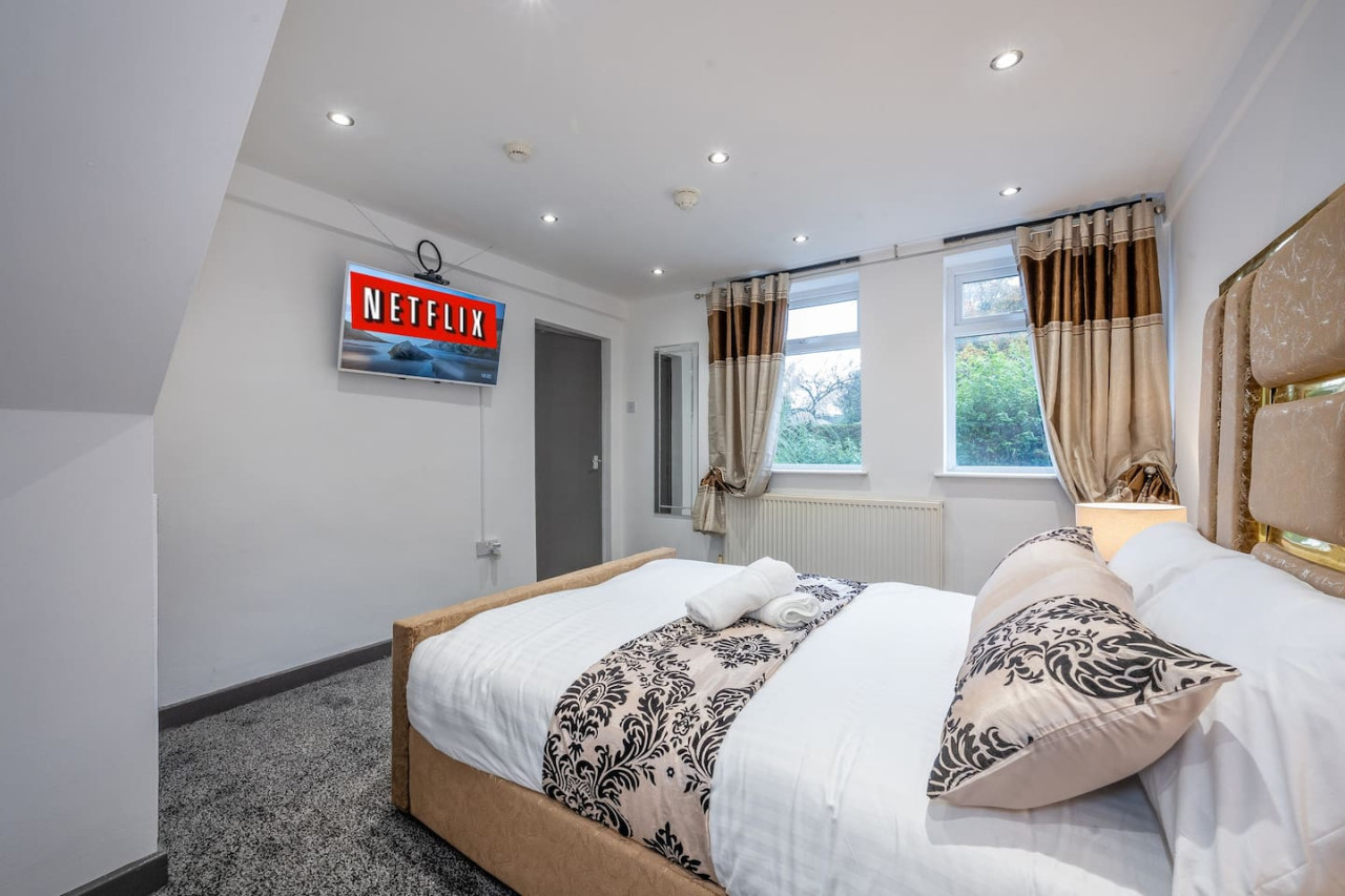 *F4GH for your most relaxed & Cosy stay + Parking in Greenhill House, 1 Green Hill Road - Property image 8 - VivreStays