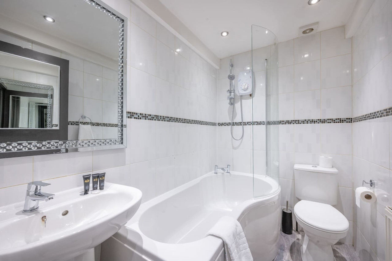 *F4GH for your most relaxed & Cosy stay + Parking in Greenhill House, 1 Green Hill Road - Property image 4 - VivreStays
