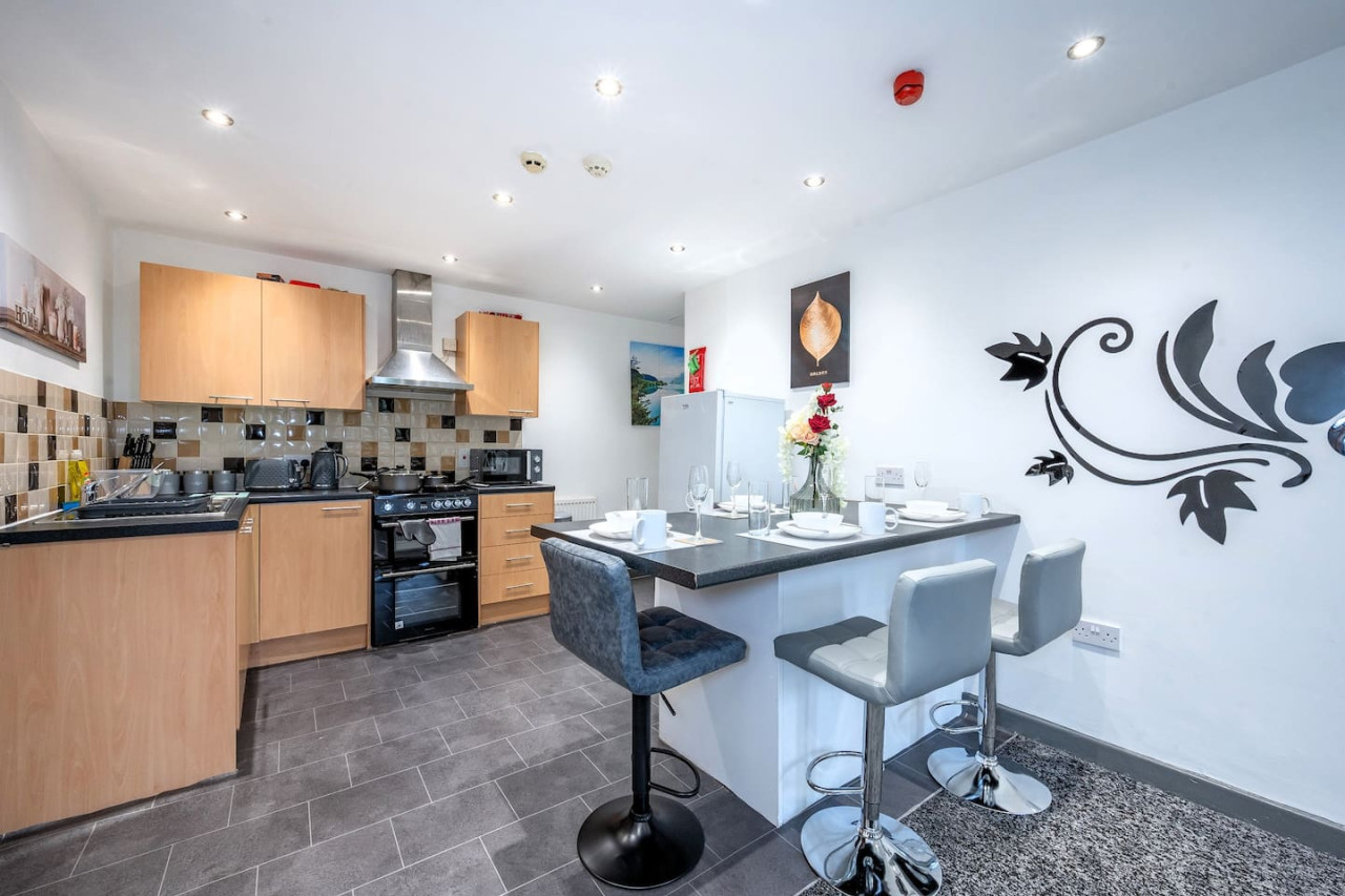 *F4GH for your most relaxed & Cosy stay + Parking in Greenhill House, 1 Green Hill Road - Property image 3 - VivreStays
