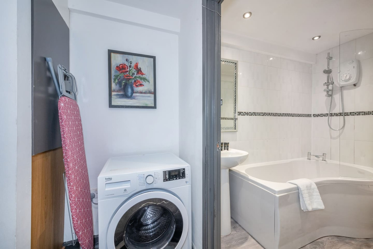 *F4GH for your most relaxed & Cosy stay + Parking in Greenhill House, 1 Green Hill Road - Property image 19 - VivreStays