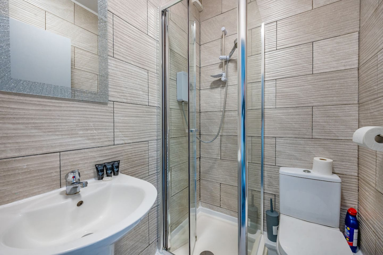 *372kr* For your relaxed & Cosy stay + Parking in 372 Kirkstall Road - Property image 4 - VivreStays