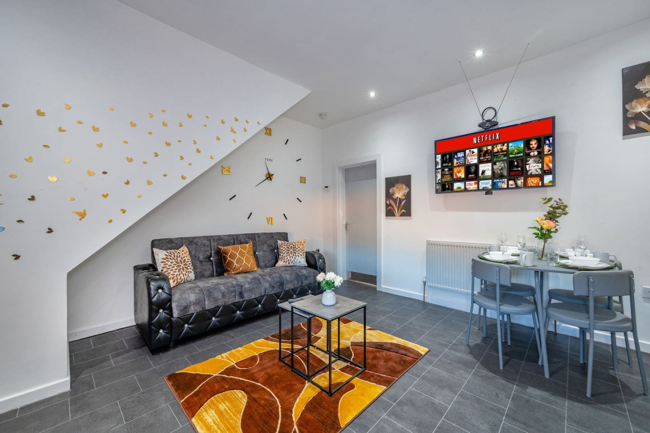 *372kr* For your relaxed & Cosy stay + Parking in 372 Kirkstall Road - Property image 2 - VivreStays
