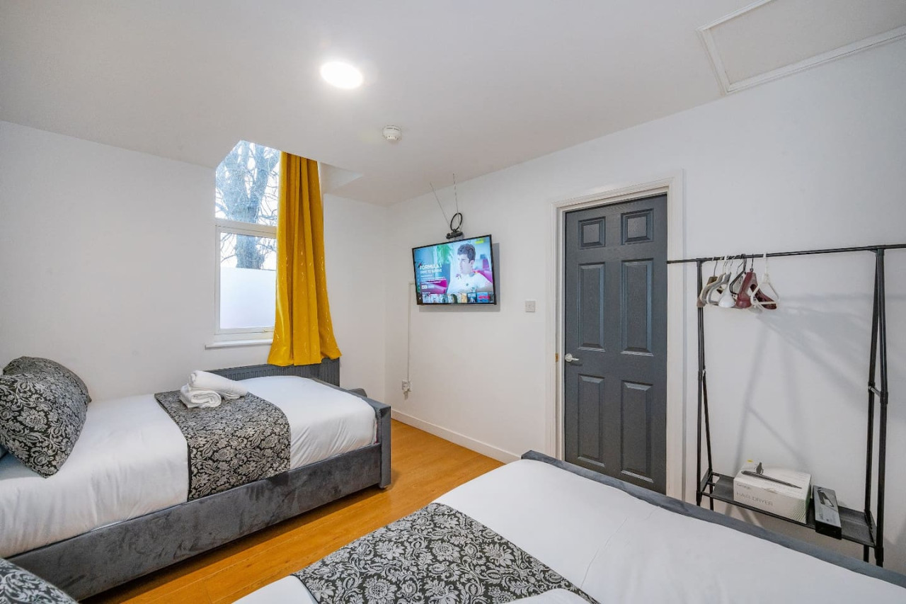 *F18GH* For relaxed & Cosy stay/Free Parking/WiFi in Green Hill Road - Property image 9 - VivreStays