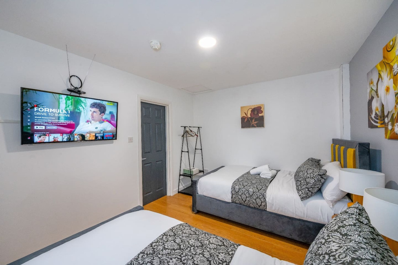 *F18GH* For relaxed & Cosy stay/Free Parking/WiFi in Green Hill Road - Property image 5 - VivreStays