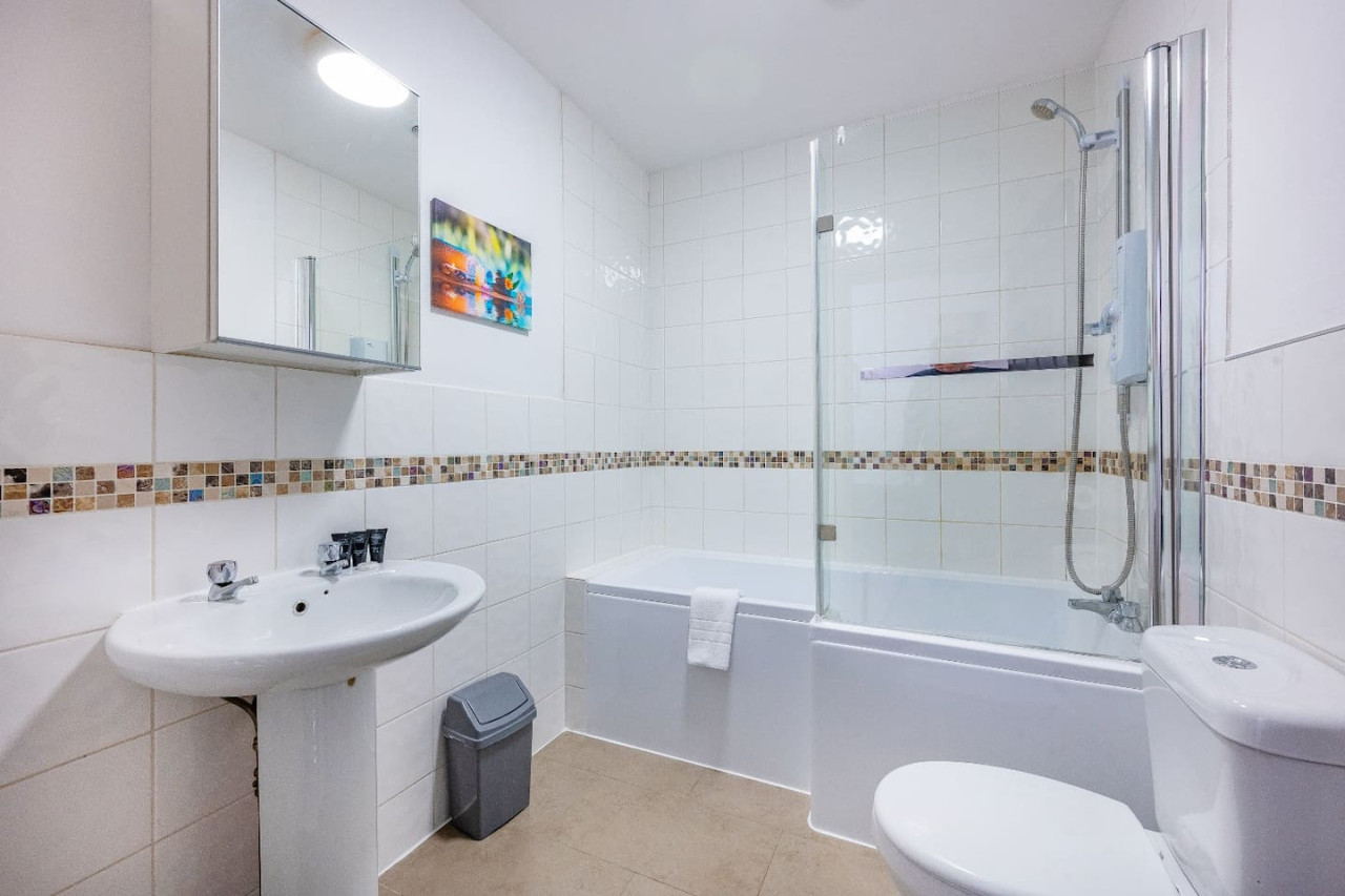 *F18GH* For relaxed & Cosy stay/Free Parking/WiFi in Green Hill Road - Property image 4 - VivreStays