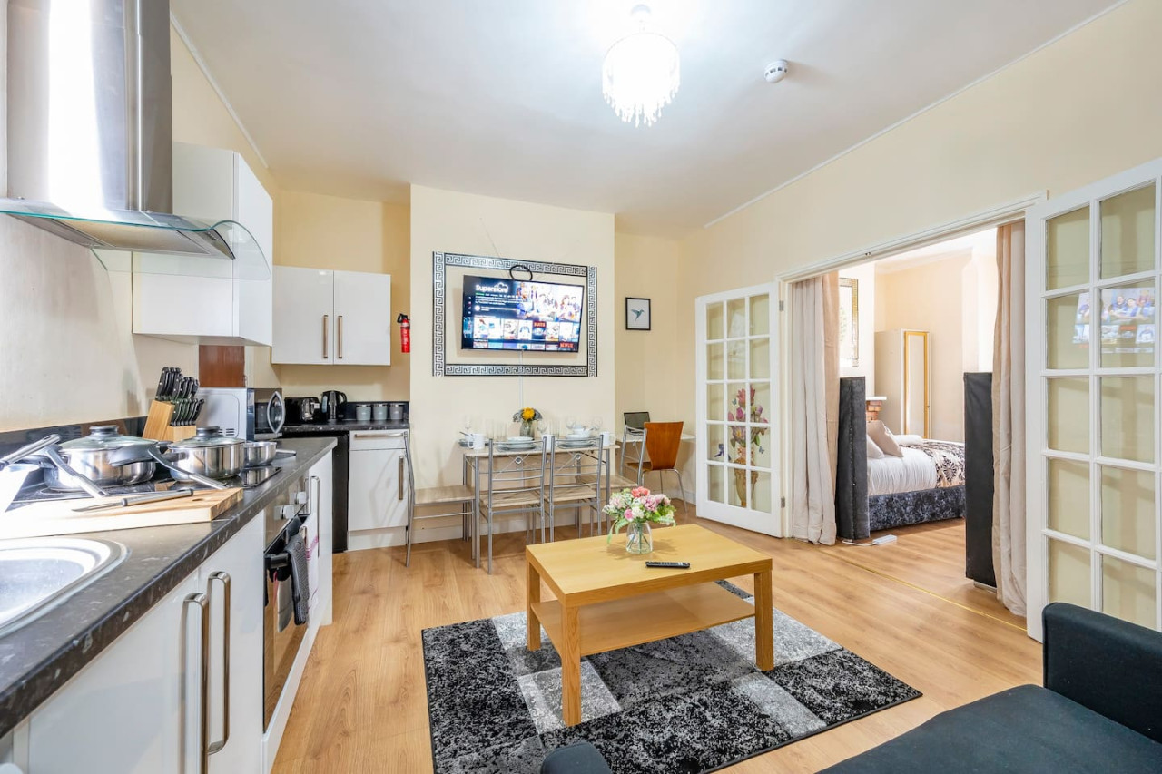 *VA1* For your Relaxed & Cosy stay + Free Parking in 2 Victoria Avenue - Property image 3 - VivreStays