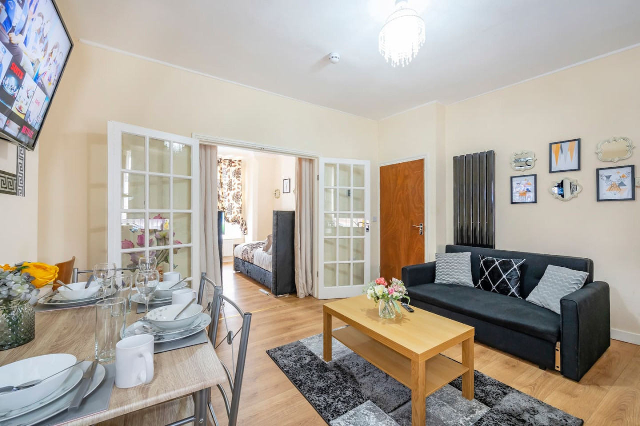 *VA1* For your Relaxed & Cosy stay + Free Parking in 2 Victoria Avenue - Property image 2 - VivreStays