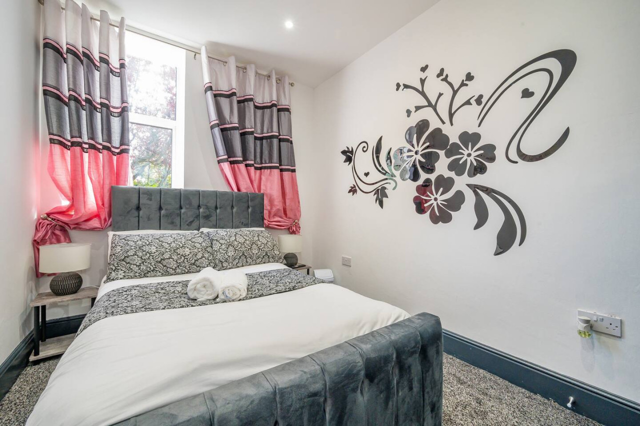 *F19GH* For relaxed & Cosy stay/Free Parking/WiFi in Green Hill House, 1 Green Hill Road - Property image 5 - VivreStays