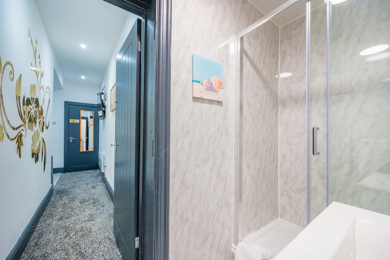 *F19GH* For relaxed & Cosy stay/Free Parking/WiFi in Green Hill House, 1 Green Hill Road - Property image 12 - VivreStays