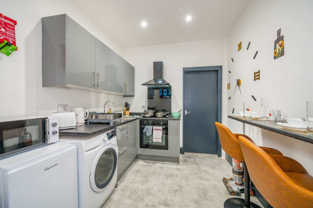 *F19GH* For relaxed & Cosy stay/Free Parking/WiFi in Green Hill House, 1 Green Hill Road - Property image 9 - VivreStays