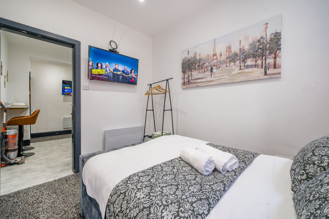*F19GH* For relaxed & Cosy stay/Free Parking/WiFi in Green Hill House, 1 Green Hill Road - Property image 7 - VivreStays