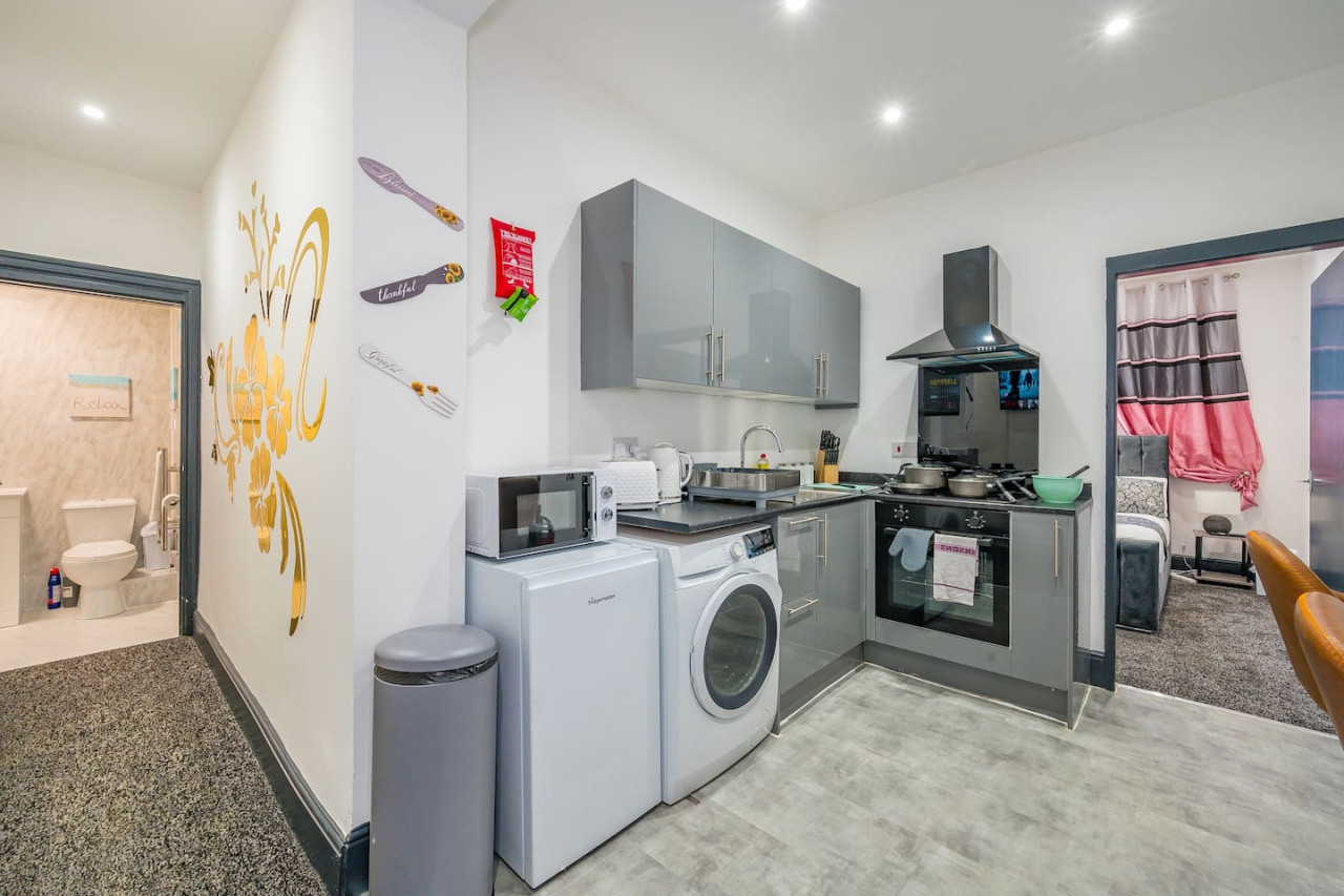 *F19GH* For relaxed & Cosy stay/Free Parking/WiFi in Green Hill House, 1 Green Hill Road - Property image 8 - VivreStays