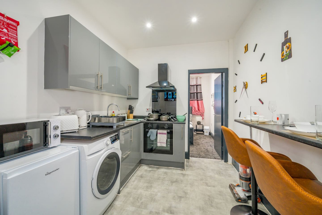 *F19GH* For relaxed & Cosy stay/Free Parking/WiFi in Green Hill House, 1 Green Hill Road - Property image 2 - VivreStays