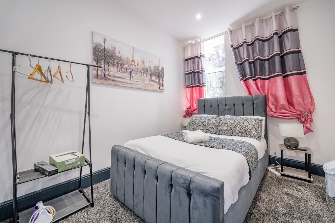 *F19GH* For relaxed & Cosy stay/Free Parking/WiFi in Green Hill House, 1 Green Hill Road - Property image 6 - VivreStays