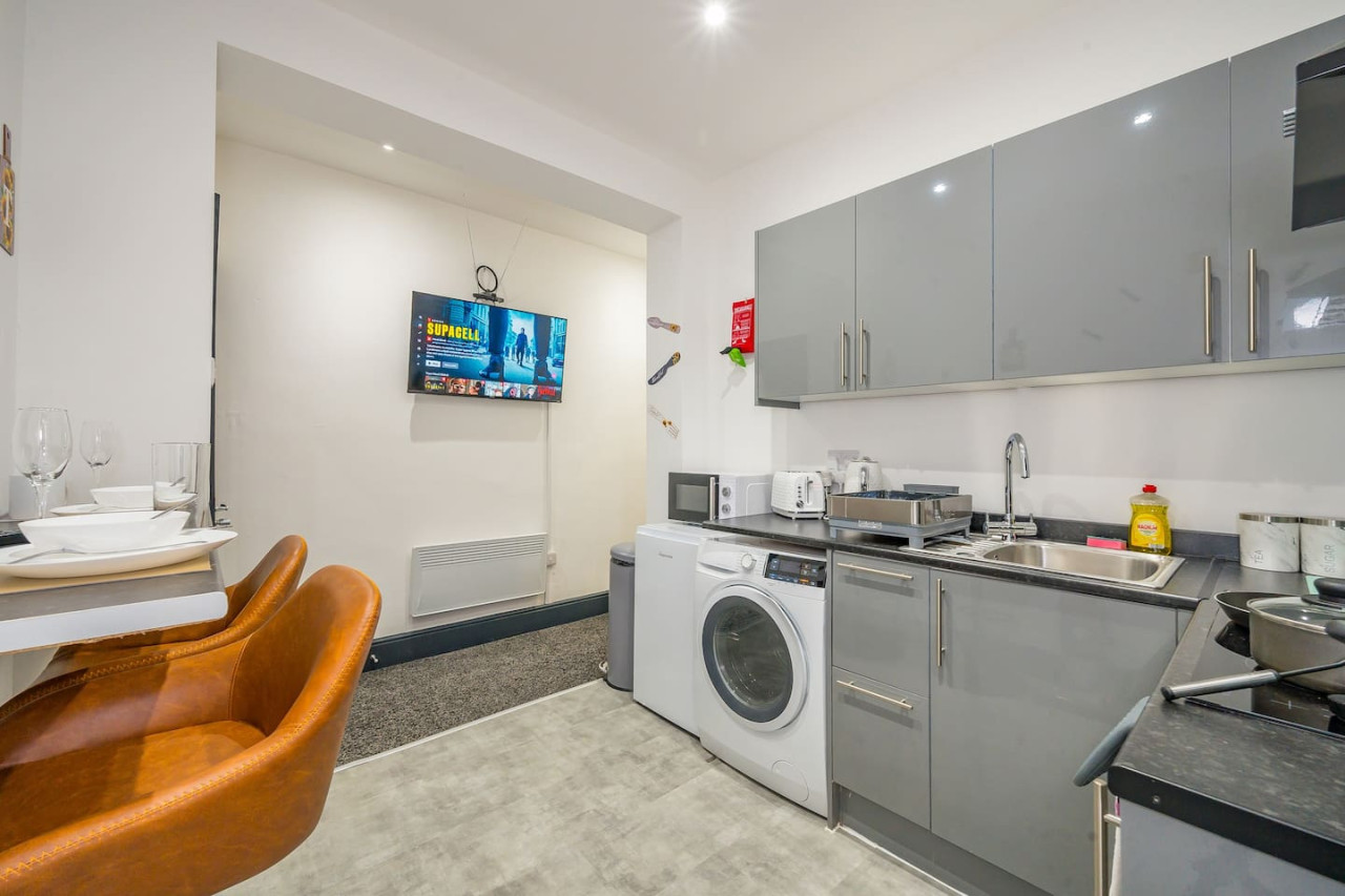 *F19GH* For relaxed & Cosy stay/Free Parking/WiFi in Green Hill House, 1 Green Hill Road - Property image 10 - VivreStays