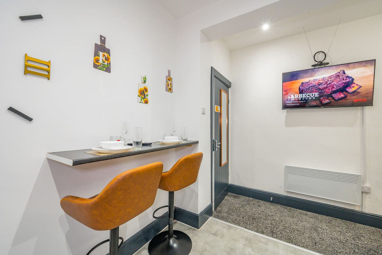 *F19GH* For relaxed & Cosy stay/Free Parking/WiFi in Green Hill House, 1 Green Hill Road - Property image 3 - VivreStays