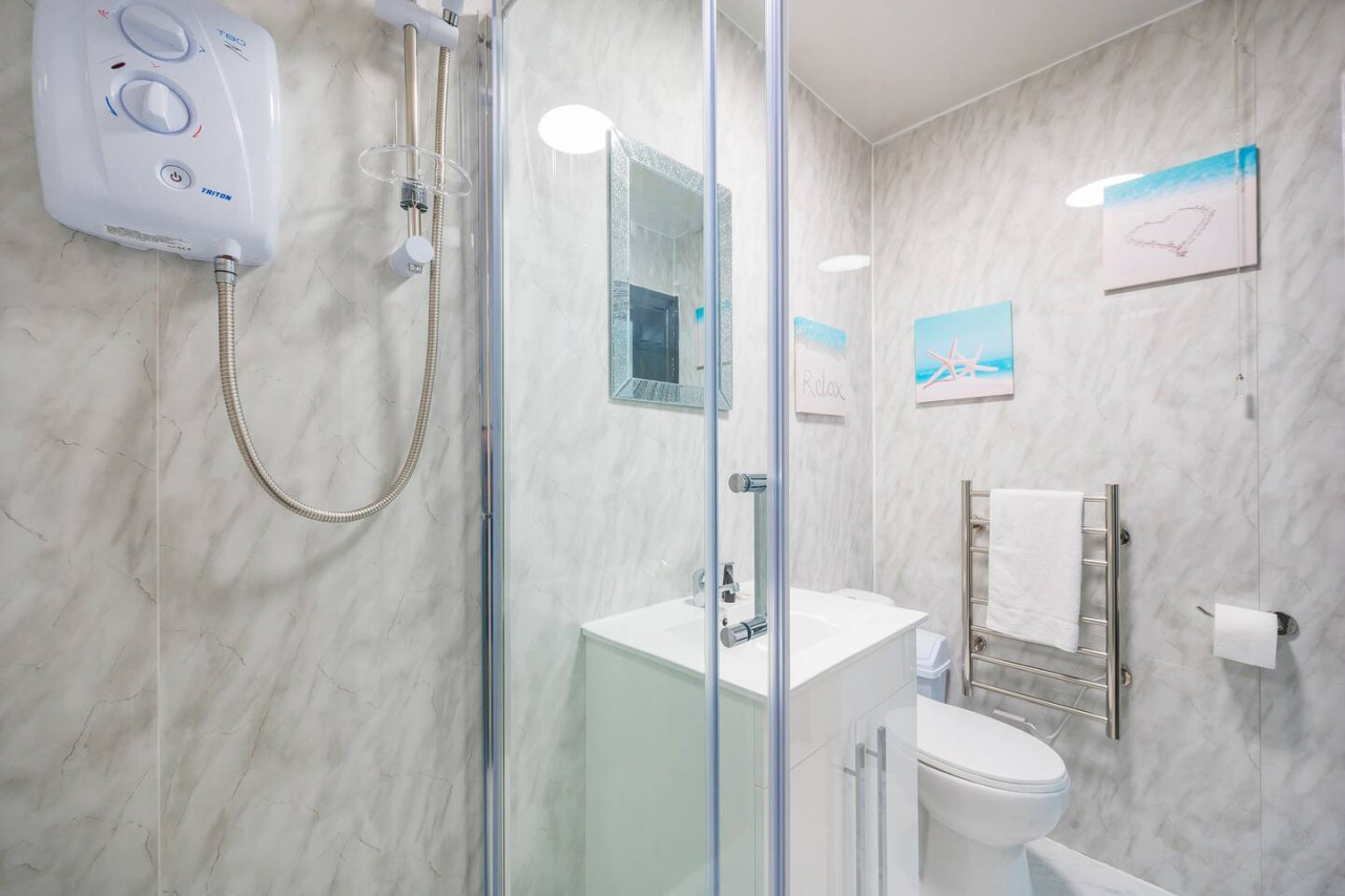 *F19GH* For relaxed & Cosy stay/Free Parking/WiFi in Green Hill House, 1 Green Hill Road - Property image 4 - VivreStays