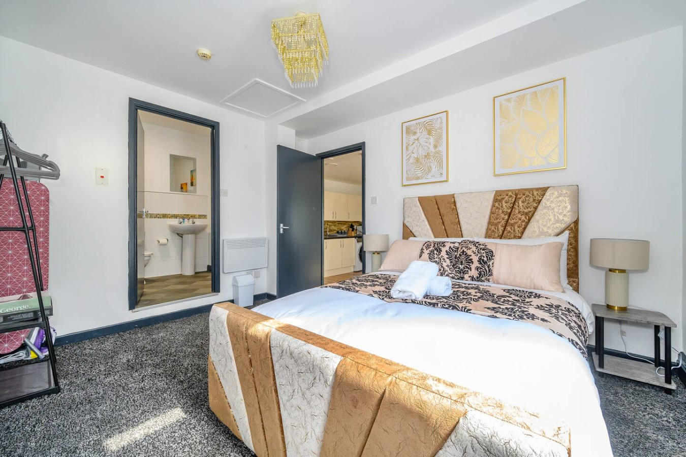 *F10GH* For relaxed & Cosy stay/Free Parking/WiFi in Greenhill House, 1 Green Hill Road - Property image 8 - VivreStays
