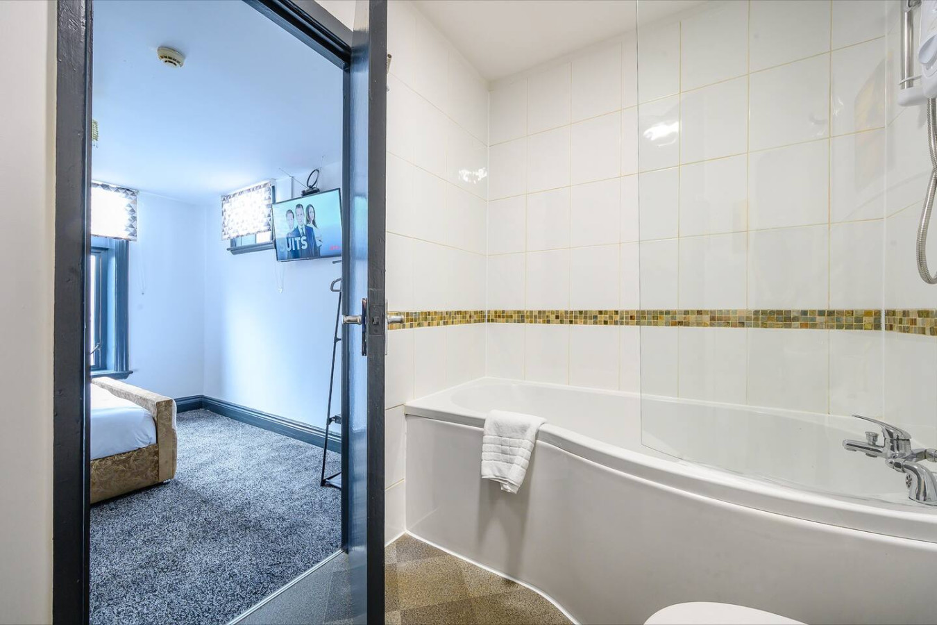 *F10GH* For relaxed & Cosy stay/Free Parking/WiFi in Greenhill House, 1 Green Hill Road - Property image 14 - VivreStays