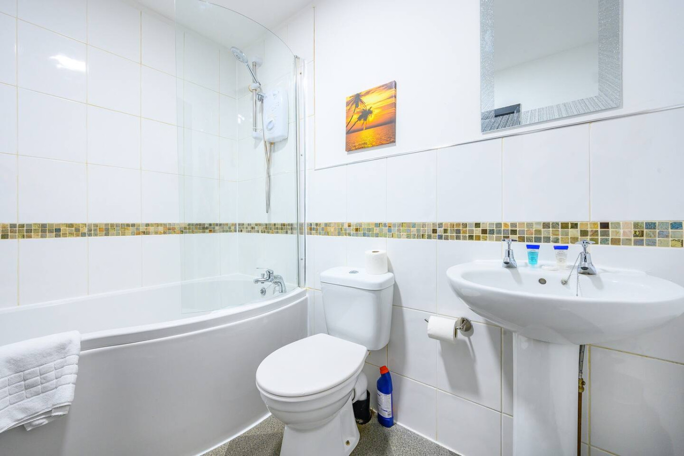 *F10GH* For relaxed & Cosy stay/Free Parking/WiFi in Greenhill House, 1 Green Hill Road - Property image 4 - VivreStays