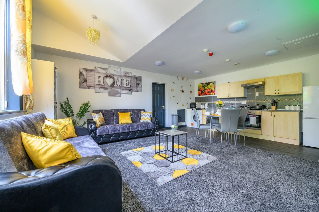 *F5GH* For relaxed & Cosy stay/Free Parking/WiFi in Greenhill House, 1 Green Hill Road - Property image 2 - VivreStays