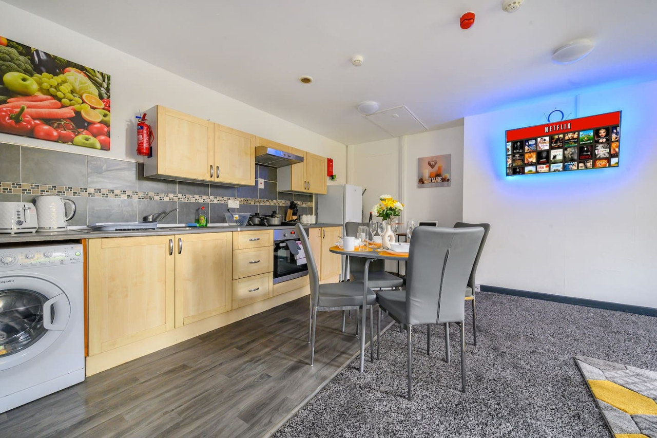 *F5GH* For relaxed & Cosy stay/Free Parking/WiFi in Greenhill House, 1 Green Hill Road - Property image 3 - VivreStays