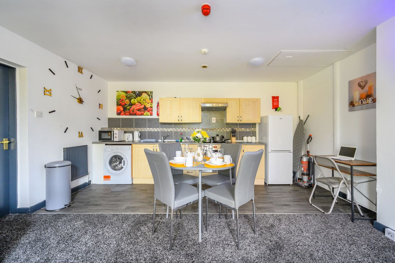 *F5GH* For relaxed & Cosy stay/Free Parking/WiFi in Greenhill House, 1 Green Hill Road - Property image 12 - VivreStays