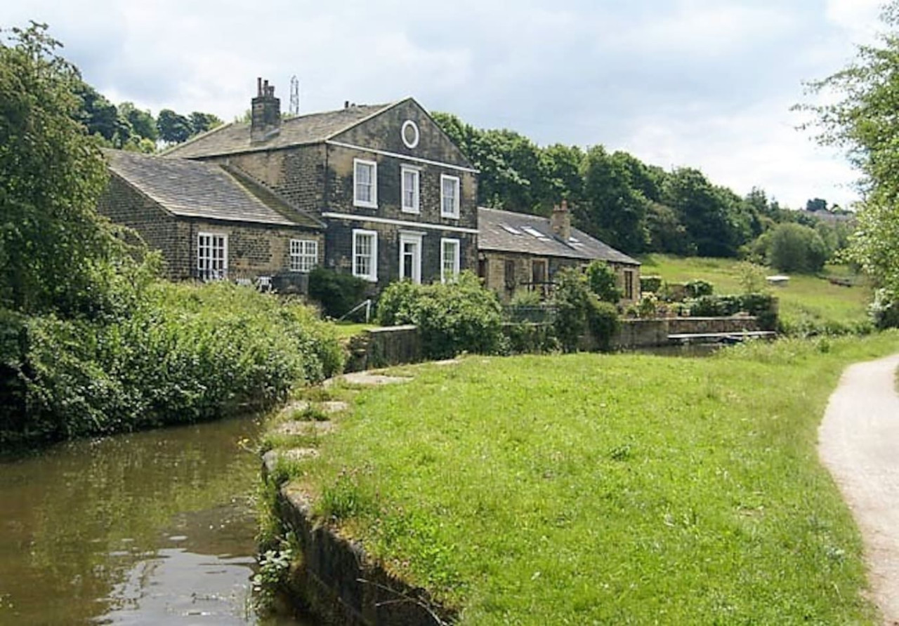 *F5GH* For relaxed & Cosy stay/Free Parking/WiFi in Greenhill House, 1 Green Hill Road - Property image 17 - VivreStays