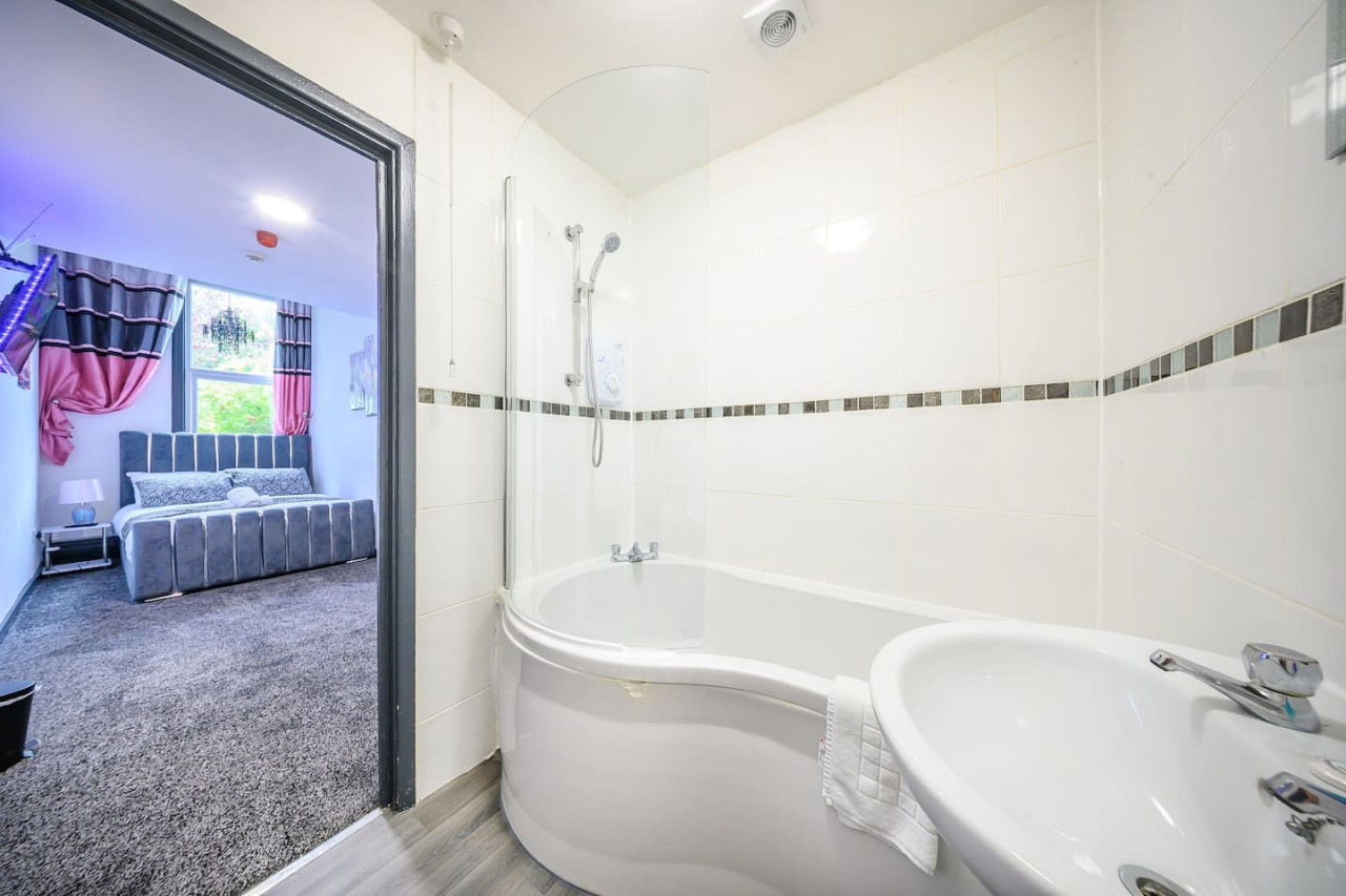 *F5GH* For relaxed & Cosy stay/Free Parking/WiFi in Greenhill House, 1 Green Hill Road - Property image 14 - VivreStays
