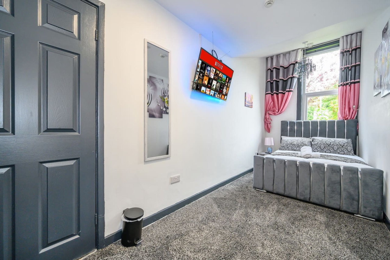 *F5GH* For relaxed & Cosy stay/Free Parking/WiFi in Greenhill House, 1 Green Hill Road - Property image 5 - VivreStays