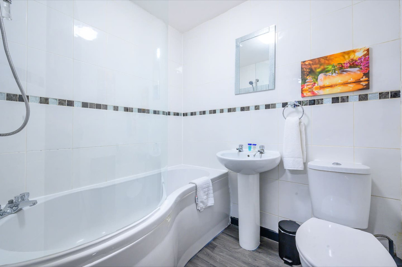 *F5GH* For relaxed & Cosy stay/Free Parking/WiFi in Greenhill House, 1 Green Hill Road - Property image 4 - VivreStays