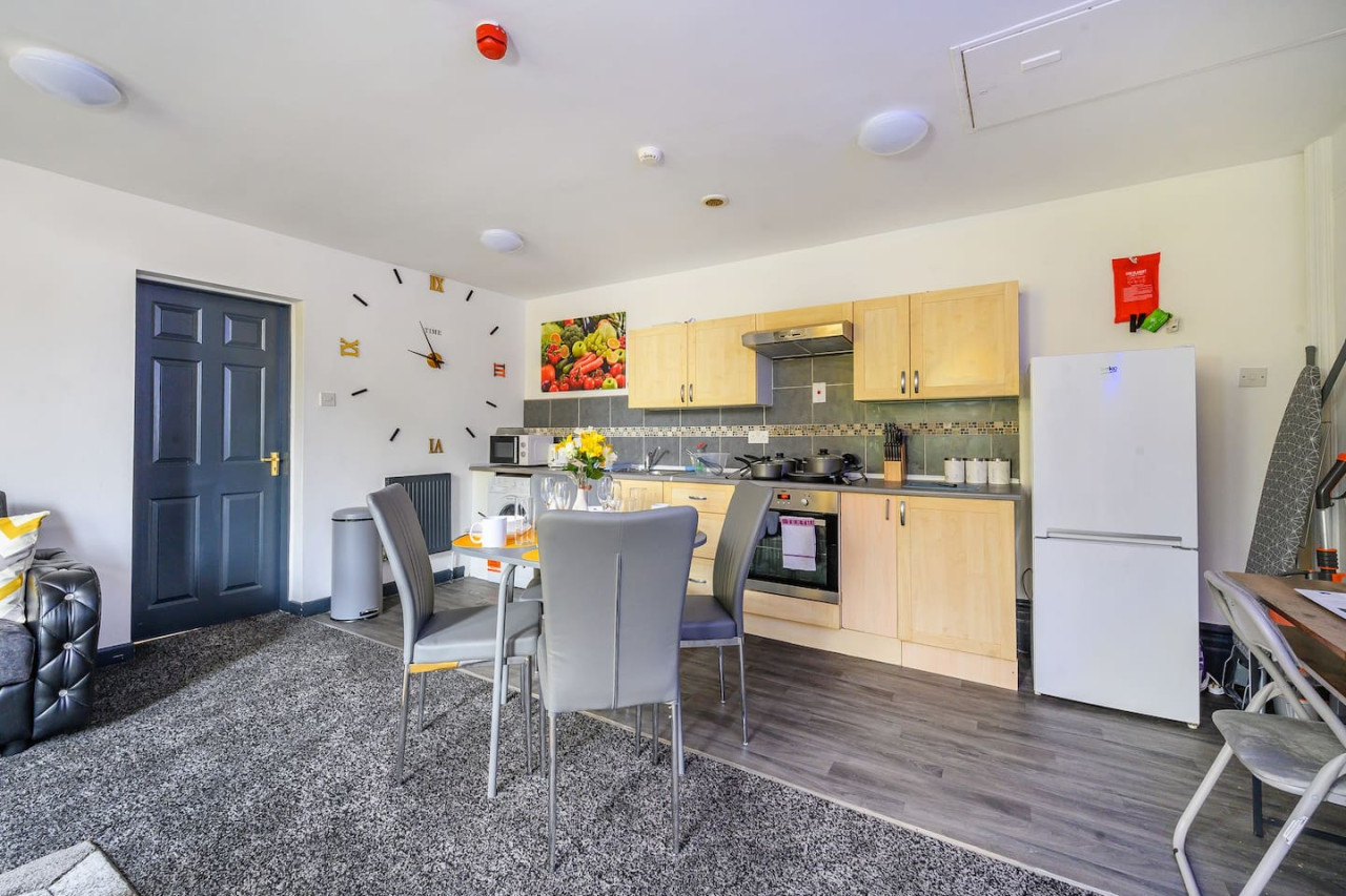 *F5GH* For relaxed & Cosy stay/Free Parking/WiFi in Greenhill House, 1 Green Hill Road - Property image 13 - VivreStays
