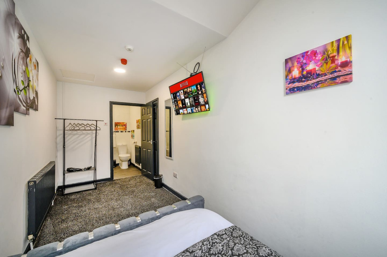 *F5GH* For relaxed & Cosy stay/Free Parking/WiFi in Greenhill House, 1 Green Hill Road - Property image 6 - VivreStays