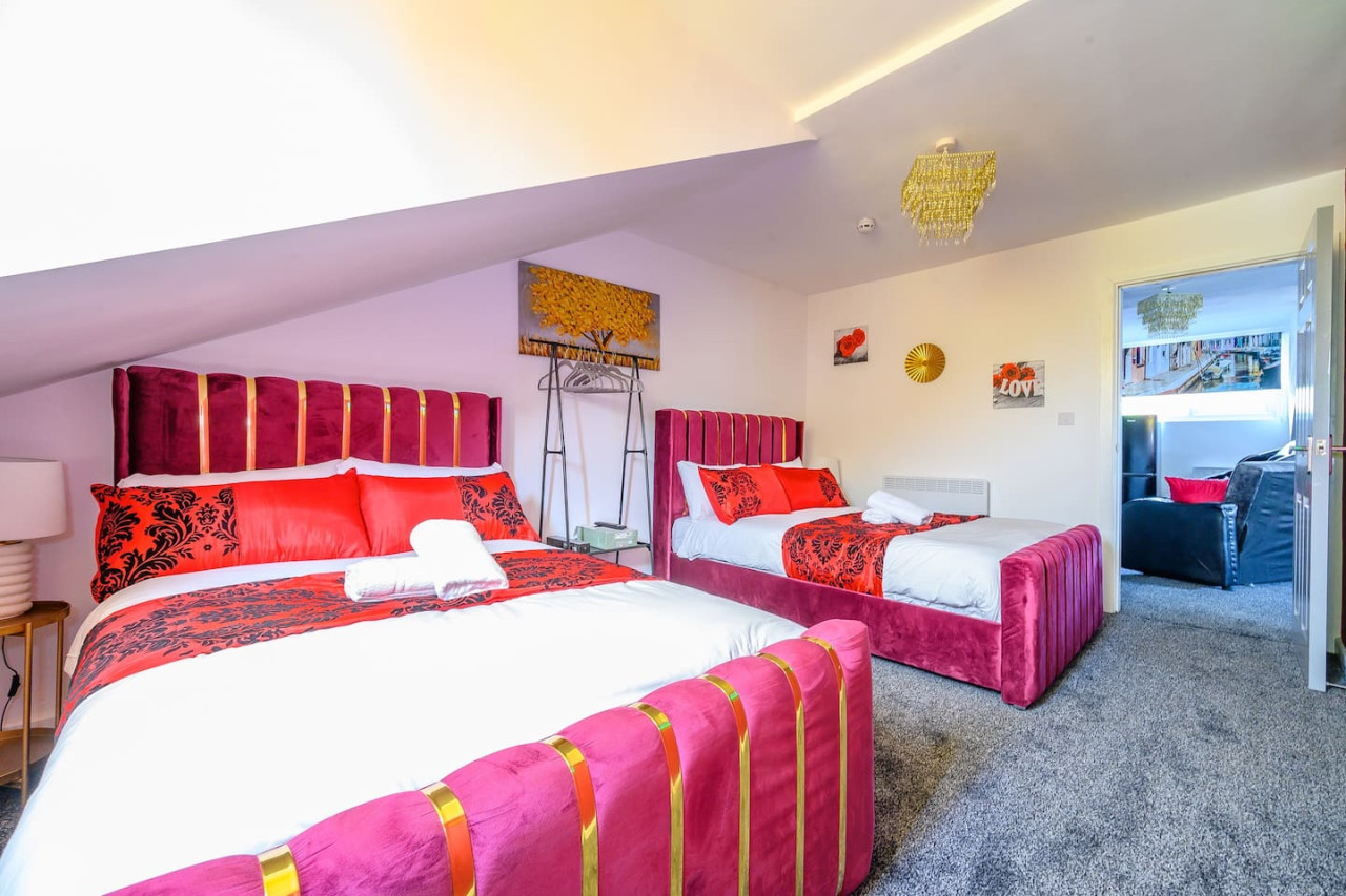 *4F421* For your Relaxed & Cosy stay/Free Parking in The Treehouse, 421 Bradford Road - Property image 2 - VivreStays