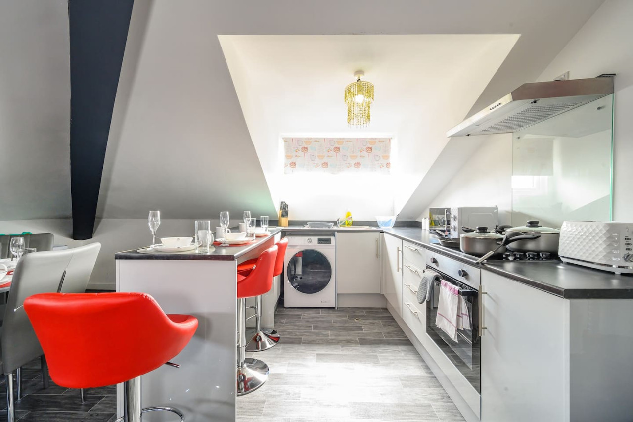 *4F421* For your Relaxed & Cosy stay/Free Parking in The Treehouse, 421 Bradford Road - Property image 32 - VivreStays