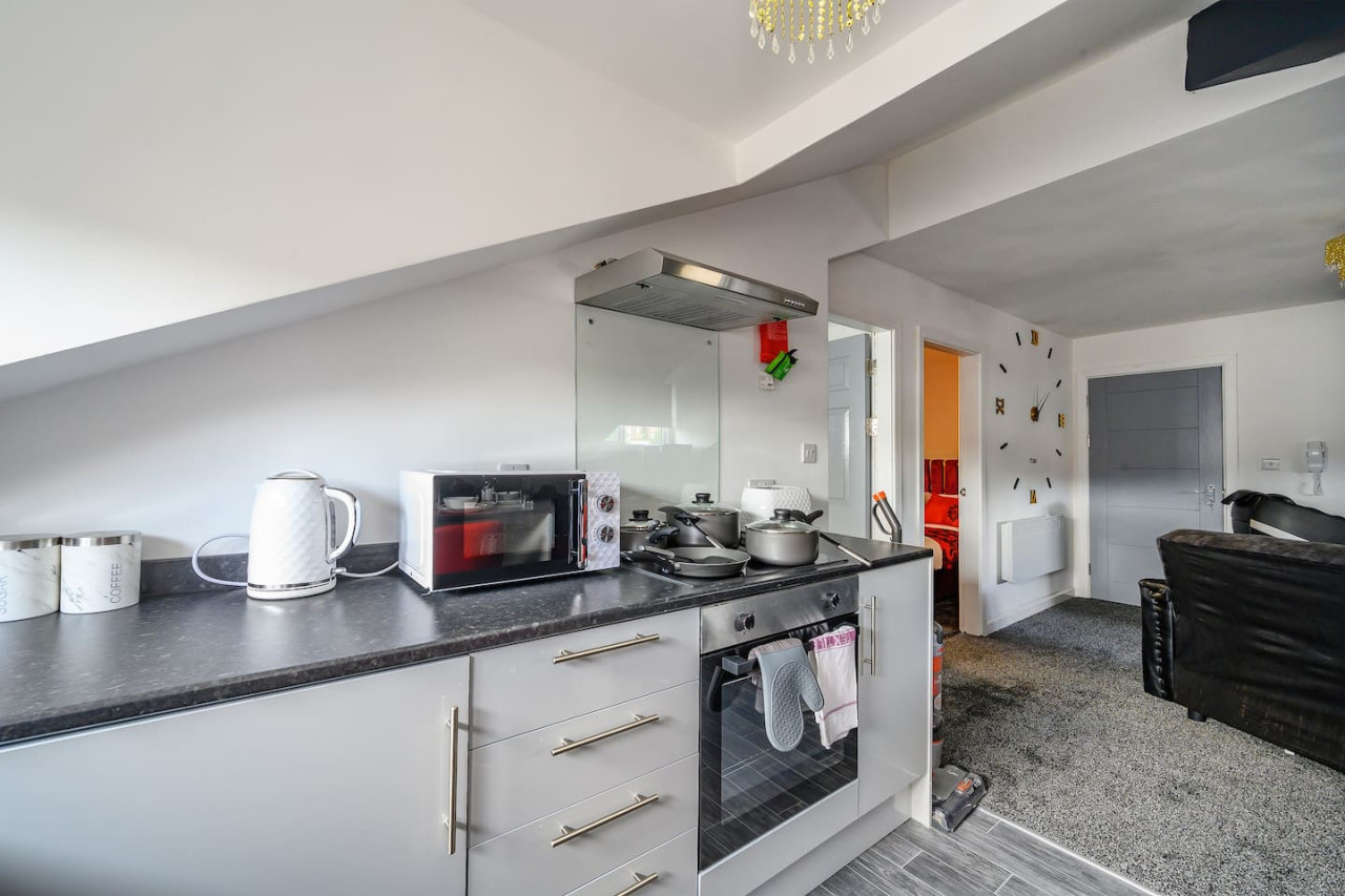 *4F421* For your Relaxed & Cosy stay/Free Parking in The Treehouse, 421 Bradford Road - Property image 36 - VivreStays