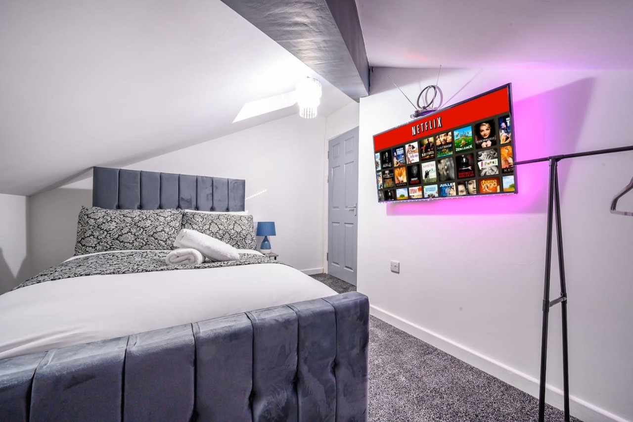 *4F421* For your Relaxed & Cosy stay/Free Parking in The Treehouse, 421 Bradford Road - Property image 12 - VivreStays