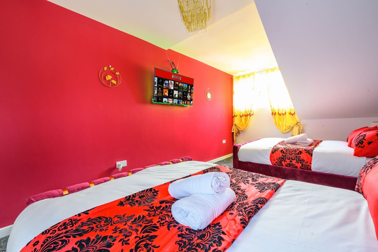 *4F421* For your Relaxed & Cosy stay/Free Parking in The Treehouse, 421 Bradford Road - Property image 10 - VivreStays