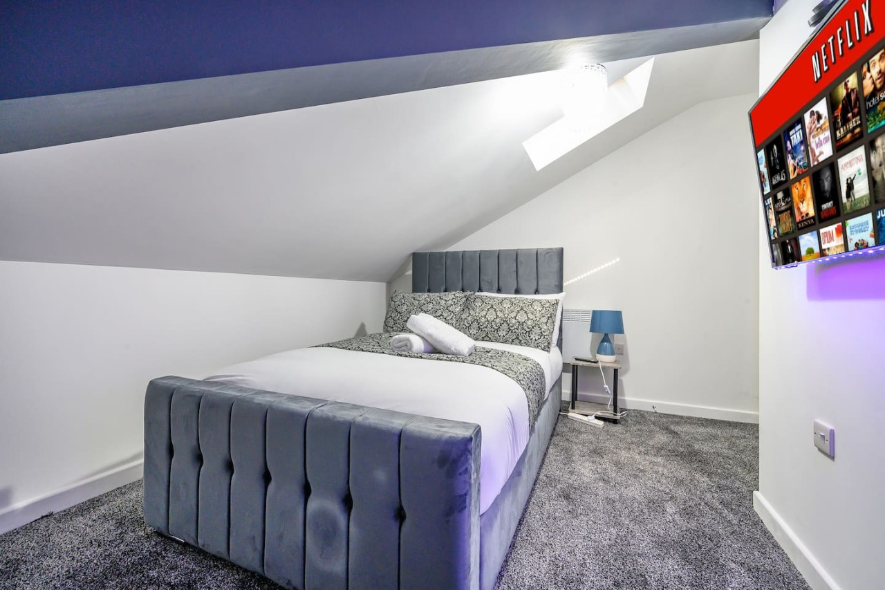 *4F421* For your Relaxed & Cosy stay/Free Parking in The Treehouse, 421 Bradford Road - Property image 13 - VivreStays