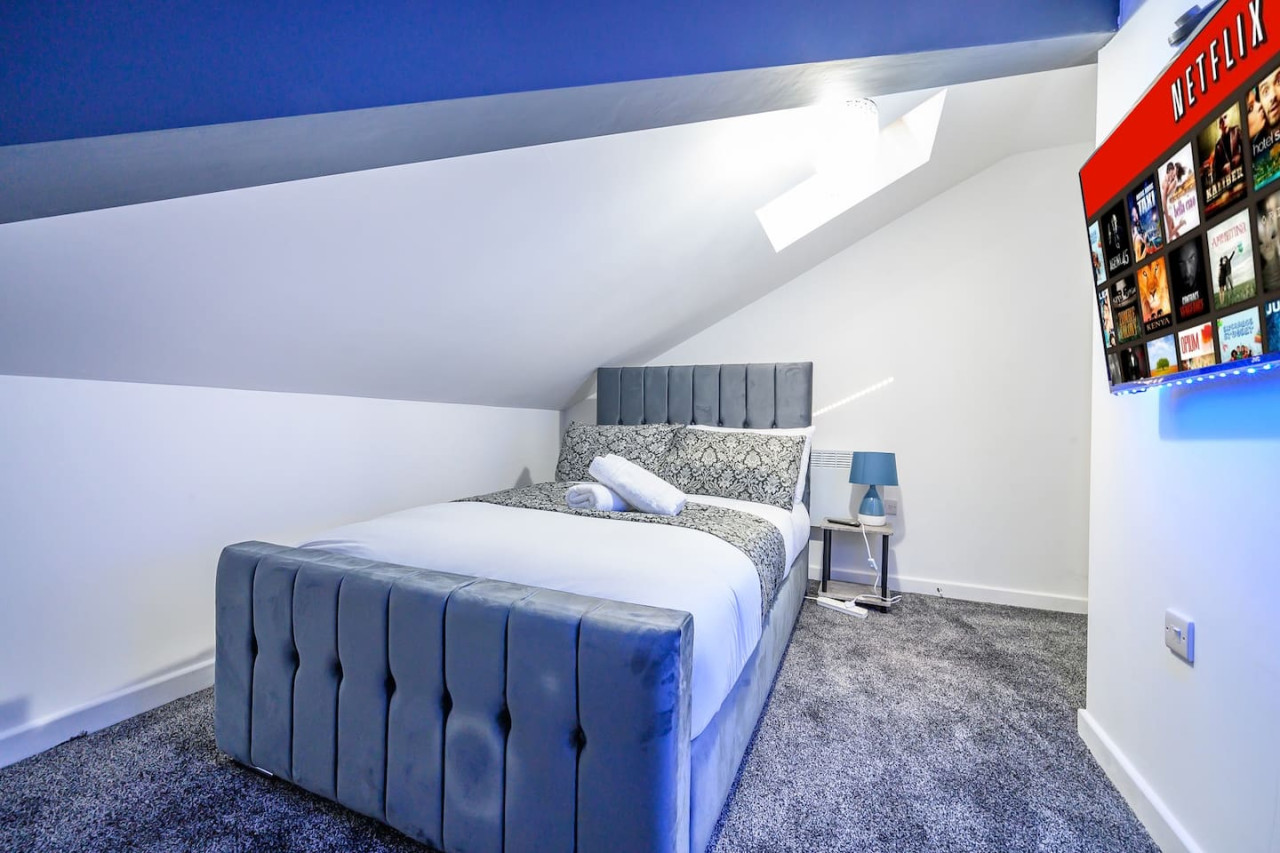 *4F421* For your Relaxed & Cosy stay/Free Parking in The Treehouse, 421 Bradford Road - Property image 15 - VivreStays