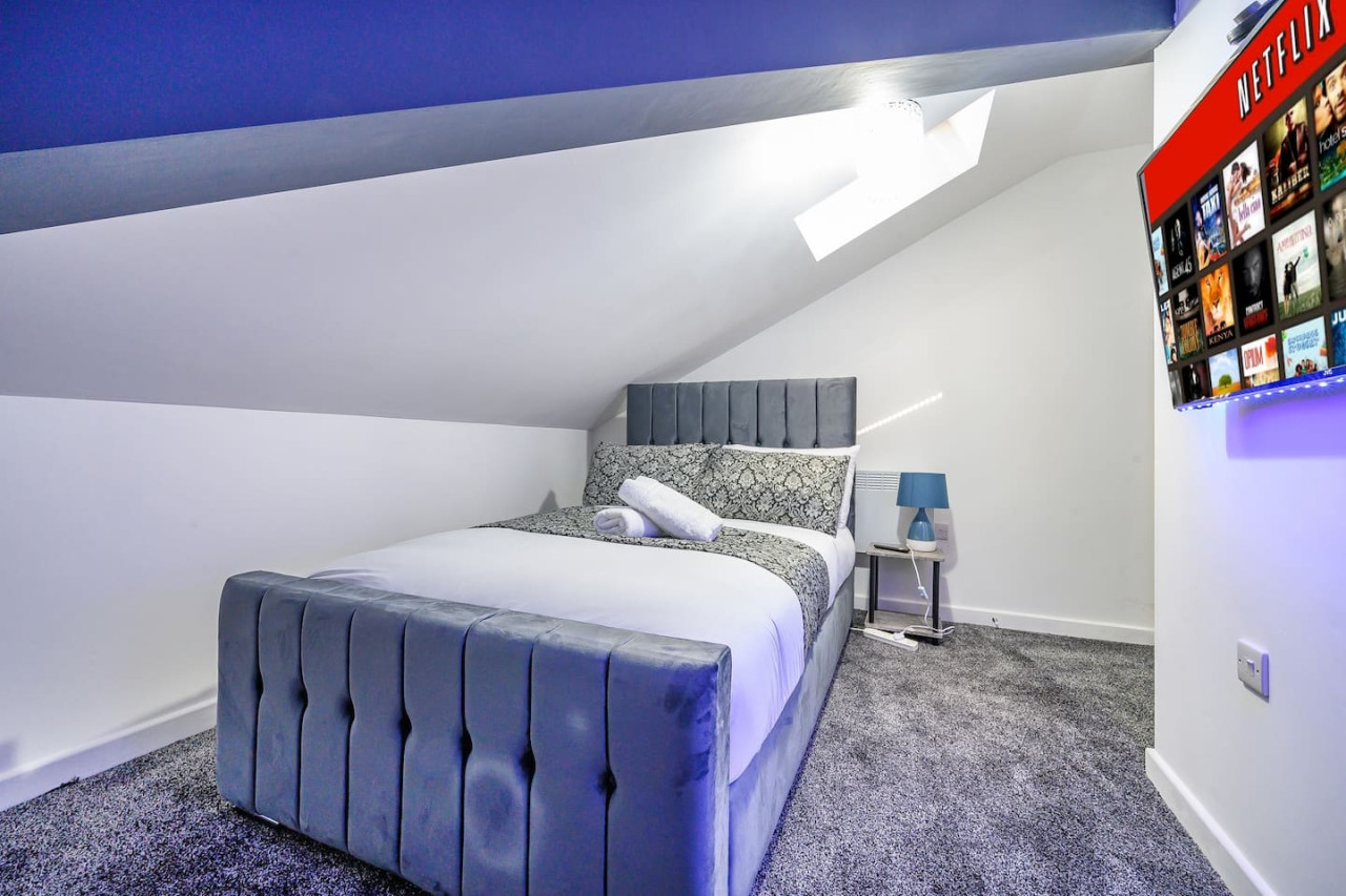 *4F421* For your Relaxed & Cosy stay/Free Parking in The Treehouse, 421 Bradford Road - Property image 14 - VivreStays