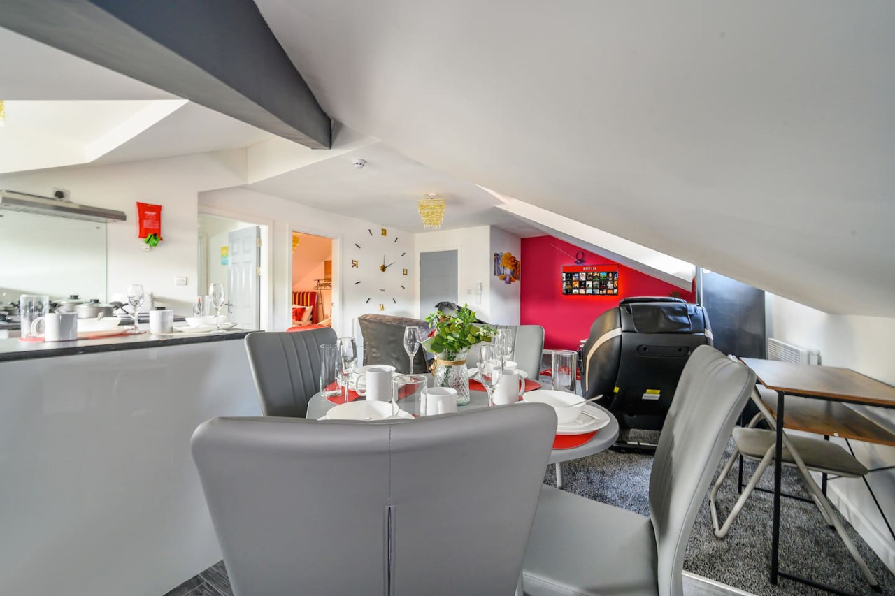 *4F421* For your Relaxed & Cosy stay/Free Parking in The Treehouse, 421 Bradford Road - Property image 28 - VivreStays