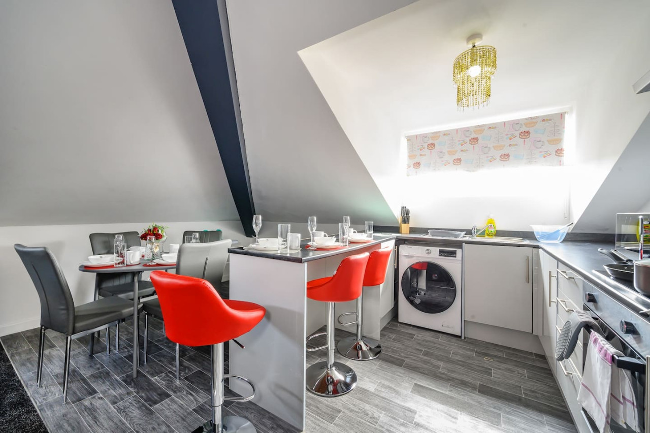*4F421* For your Relaxed & Cosy stay/Free Parking in The Treehouse, 421 Bradford Road - Property image 3 - VivreStays