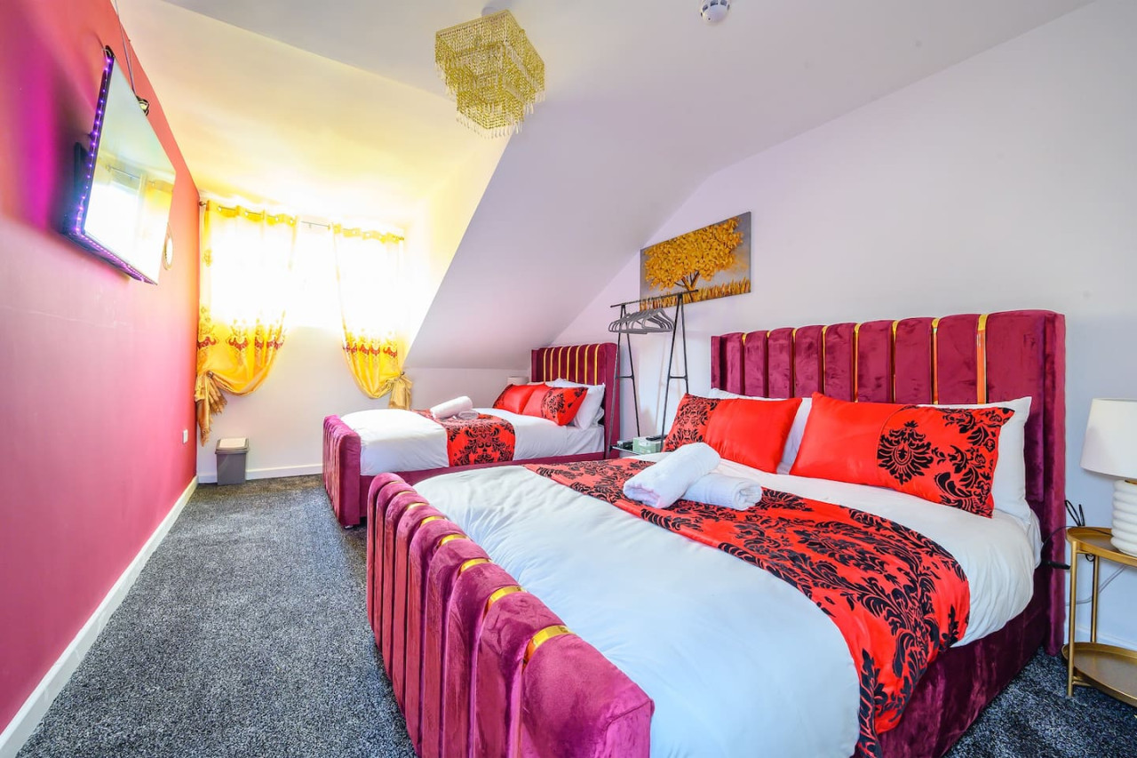 *4F421* For your Relaxed & Cosy stay/Free Parking in The Treehouse, 421 Bradford Road - Property image 6 - VivreStays