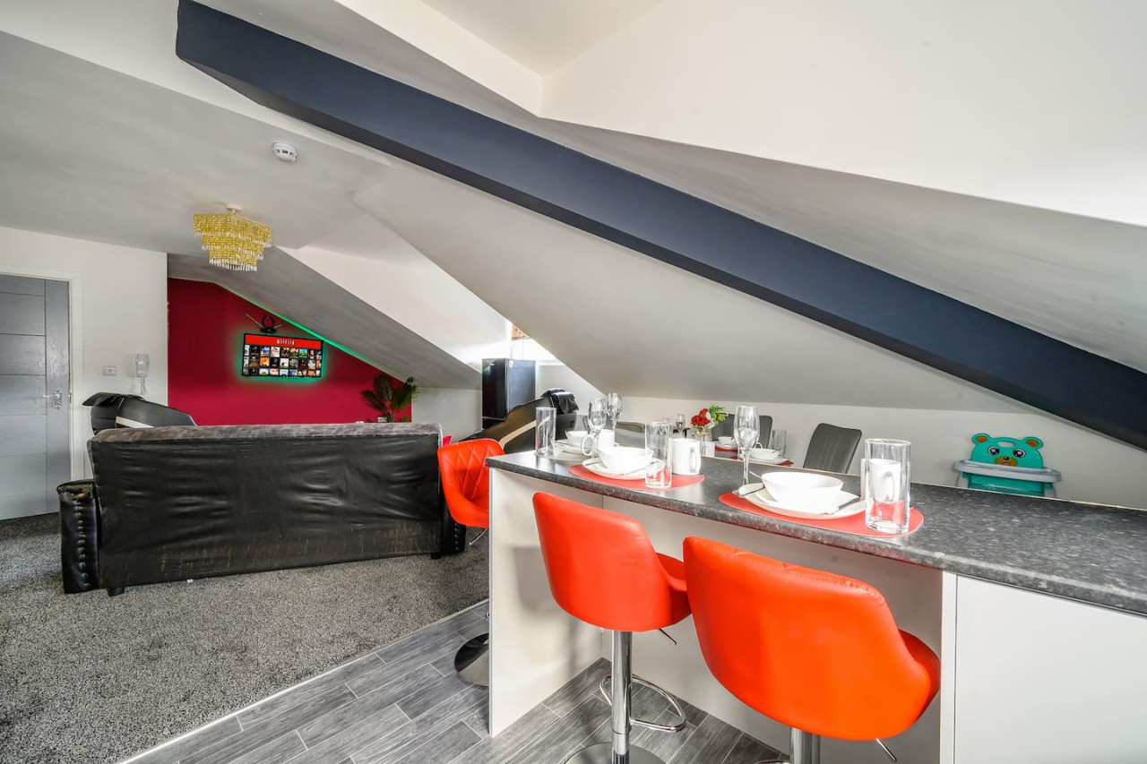 *4F421* For your Relaxed & Cosy stay/Free Parking in The Treehouse, 421 Bradford Road - Property image 33 - VivreStays