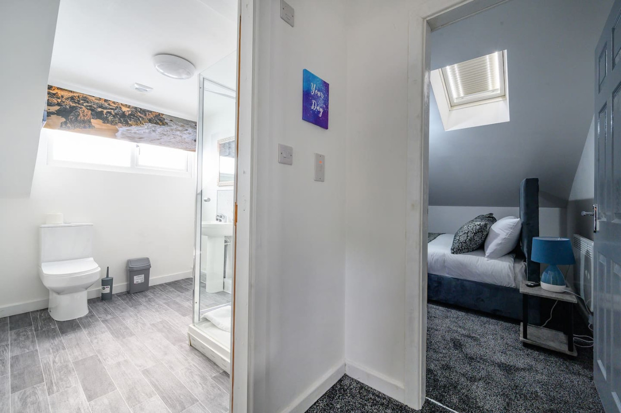 *4F421* For your Relaxed & Cosy stay/Free Parking in The Treehouse, 421 Bradford Road - Property image 37 - VivreStays