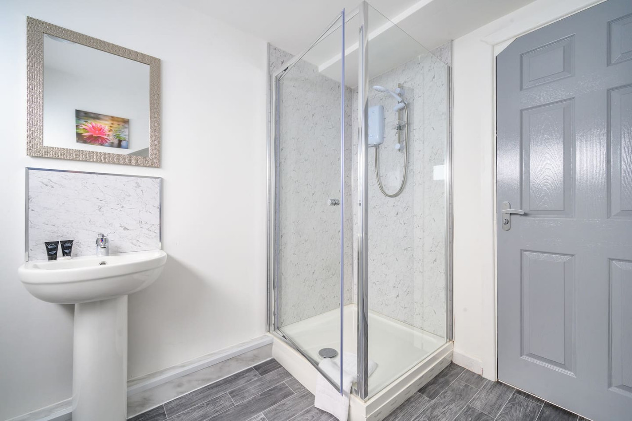 *4F421* For your Relaxed & Cosy stay/Free Parking in The Treehouse, 421 Bradford Road - Property image 38 - VivreStays