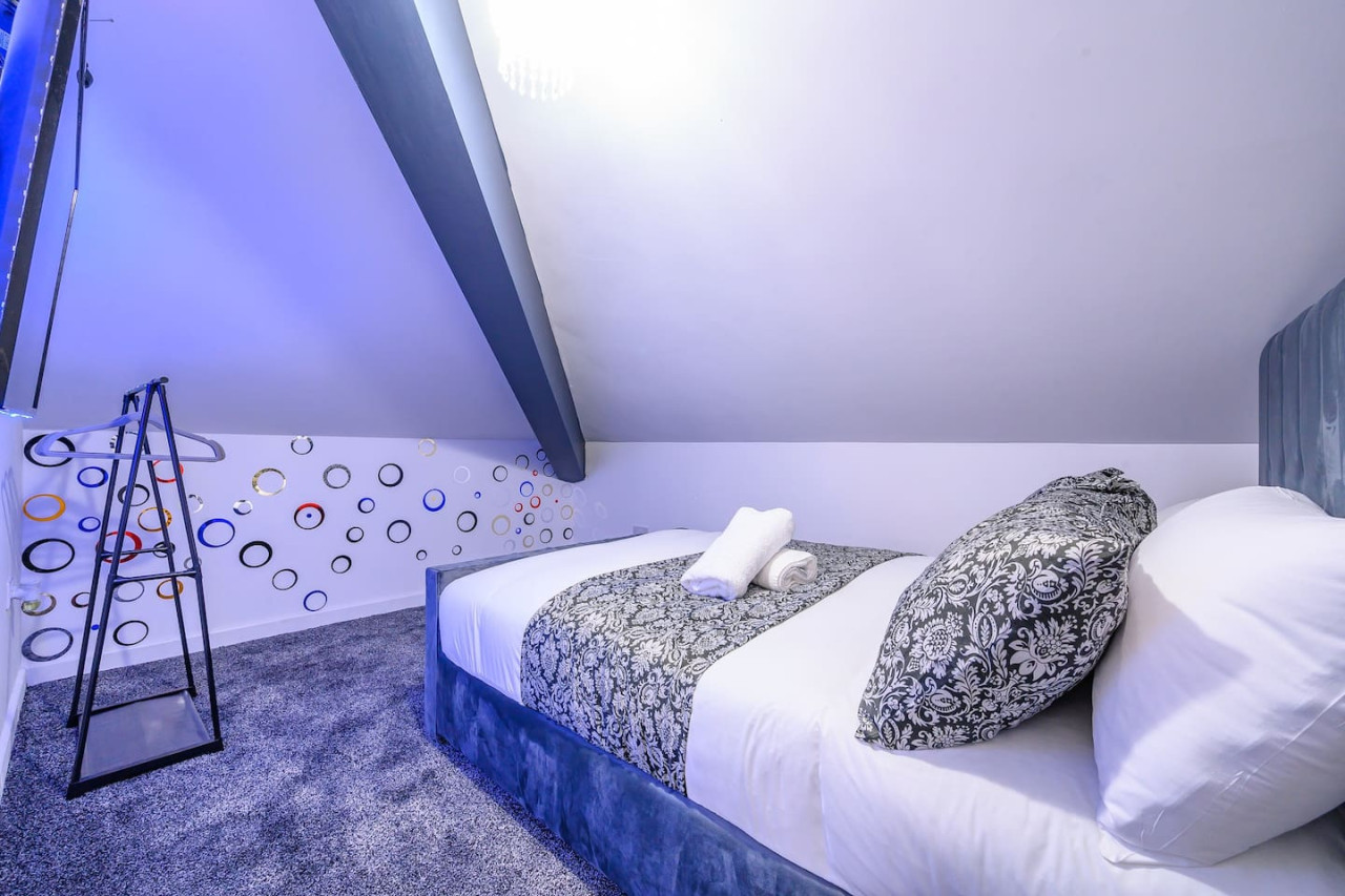 *4F421* For your Relaxed & Cosy stay/Free Parking in The Treehouse, 421 Bradford Road - Property image 18 - VivreStays